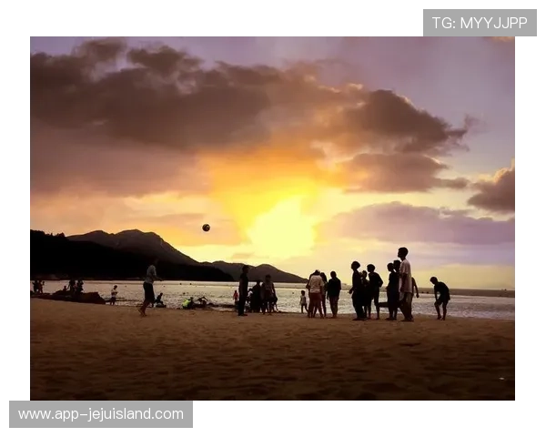 比基尼娱乐场:夏日海滩上的时尚休闲新体验 比基尼娱乐场:夏日海滩上的时尚休闲新体验